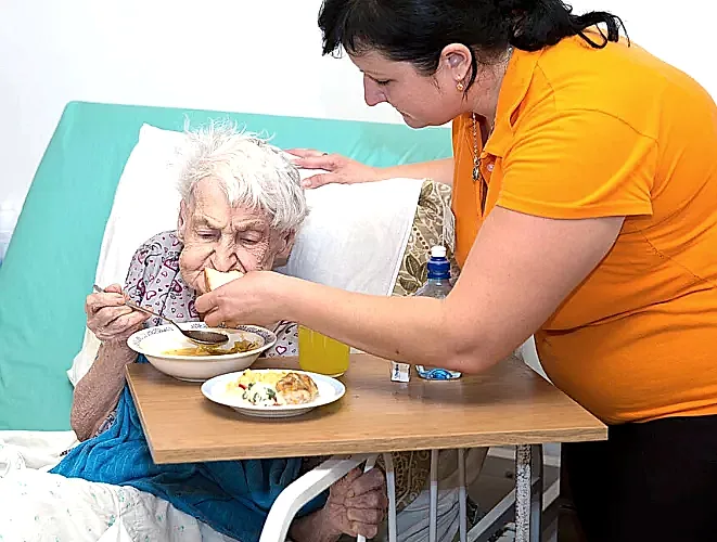 Услуги сиделки для пожилого человека